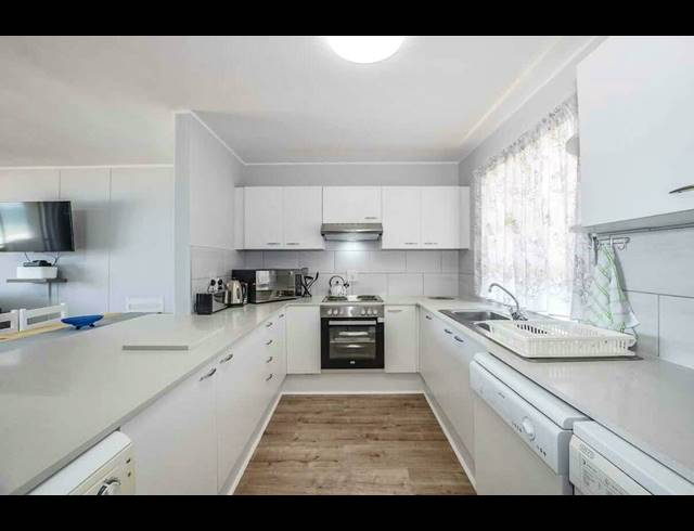 3 bed property to rent in TABLE VIEW